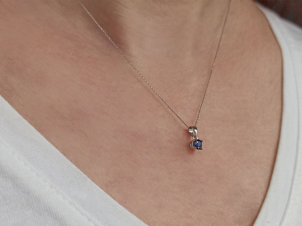 Saphir Solitär Collier - handgefertigter Diamantschmuck aus Feingold | Sirius Diamant