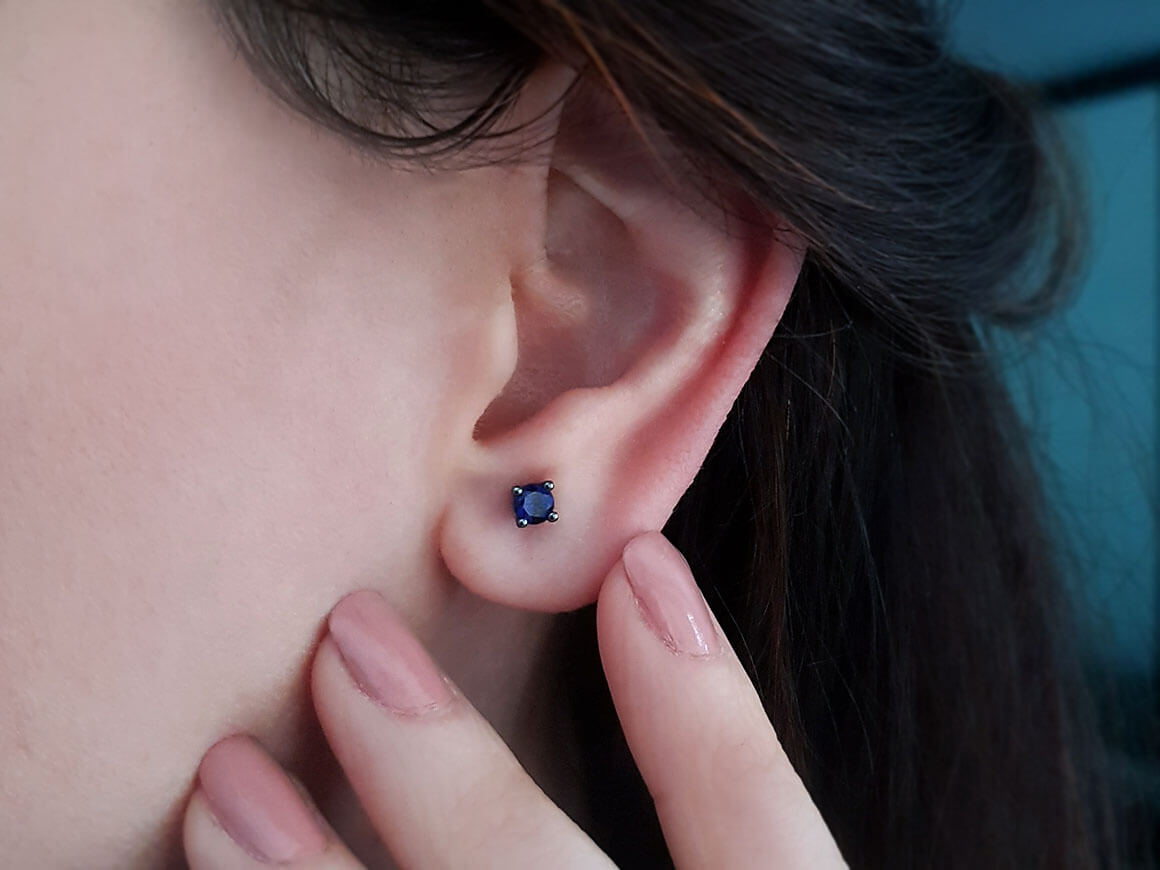 0,78 Carat Saphir Solitär Ohrstecker - handgefertigter Diamantschmuck aus Feingold | Sirius Diamant