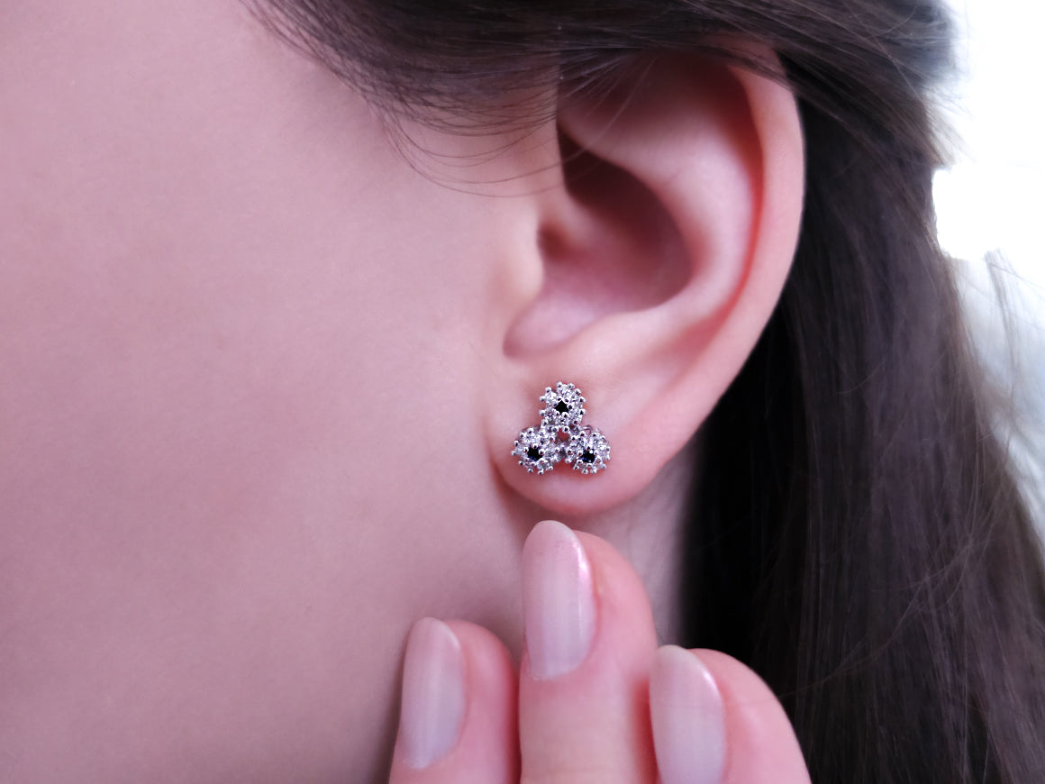 Diamant und Saphir Tria Ohrstecker in 585er 14 Karat Weißgold - handgefertigter Diamantschmuck aus Feingold | Sirius Diamant