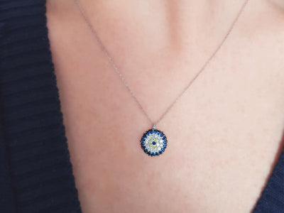 Collier motif « Œil bleu » en diamant et saphir
