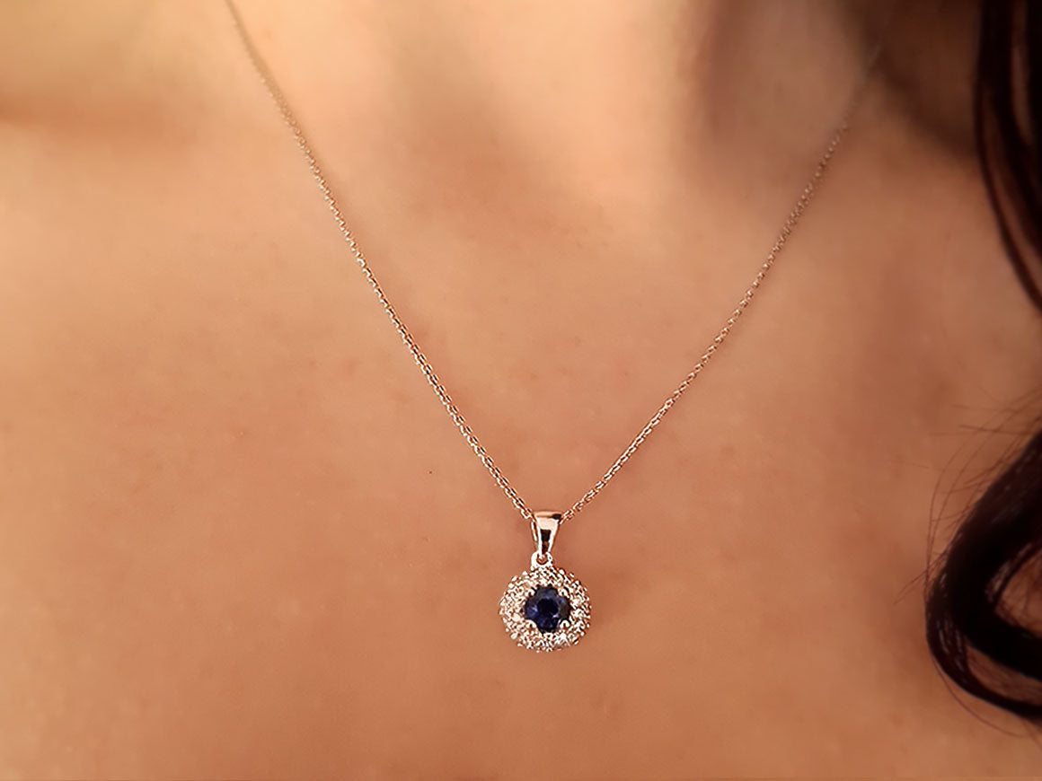 Diamond and sapphire necklace in 18 K white gold