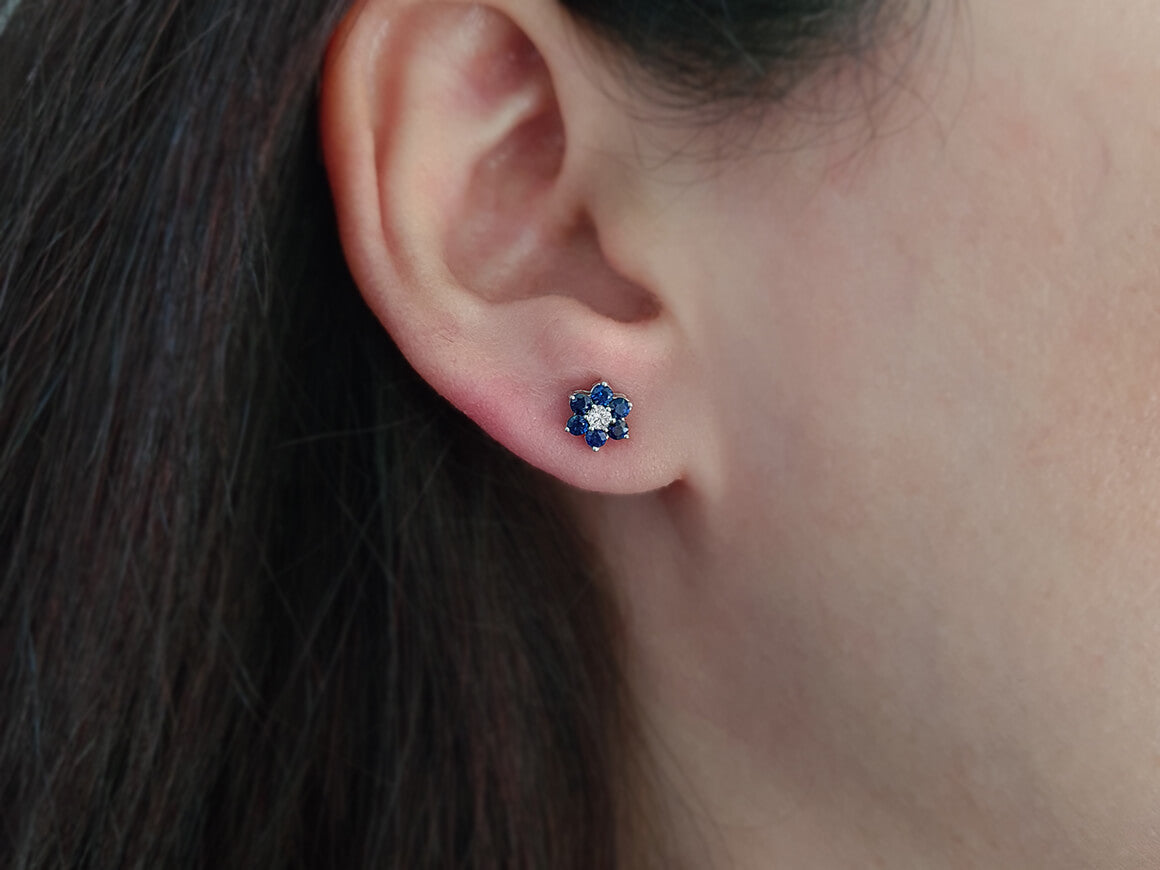 Diamant und Saphir Gänseblümchen Ohrringe in 333er 8k Weißgold - handgefertigter Diamantschmuck aus Feingold | Sirius Diamant
