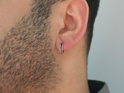 Boucles d'oreilles créoles pour homme en or blanc 8 carats avec diamants noirs totalisant 0,15 carat
