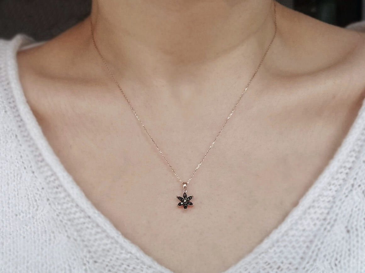 Schwarz Diamant Krokusblüten Collier - handgefertigter Diamantschmuck aus Feingold | Sirius Diamant