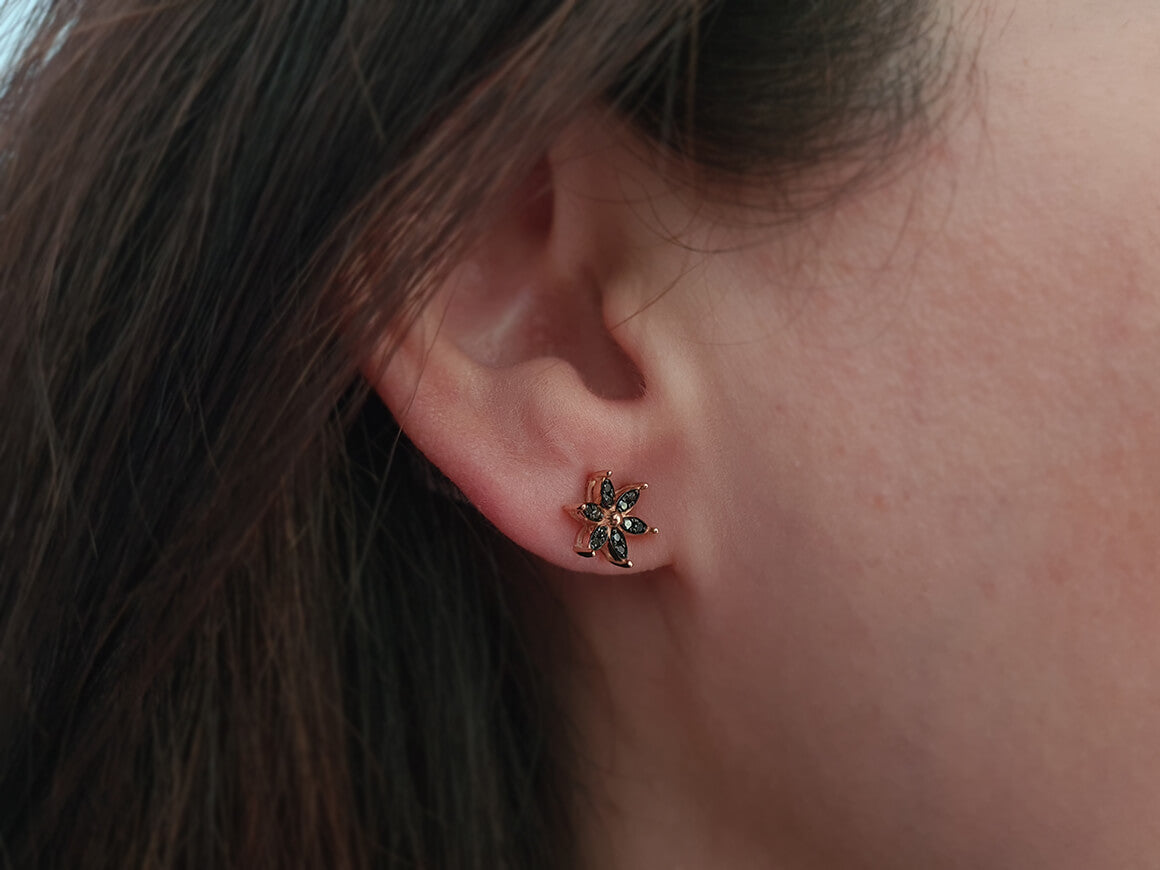 Schwarzer Diamant Krokusblüten Ohrringe - handgefertigter Diamantschmuck aus Feingold | Sirius Diamant