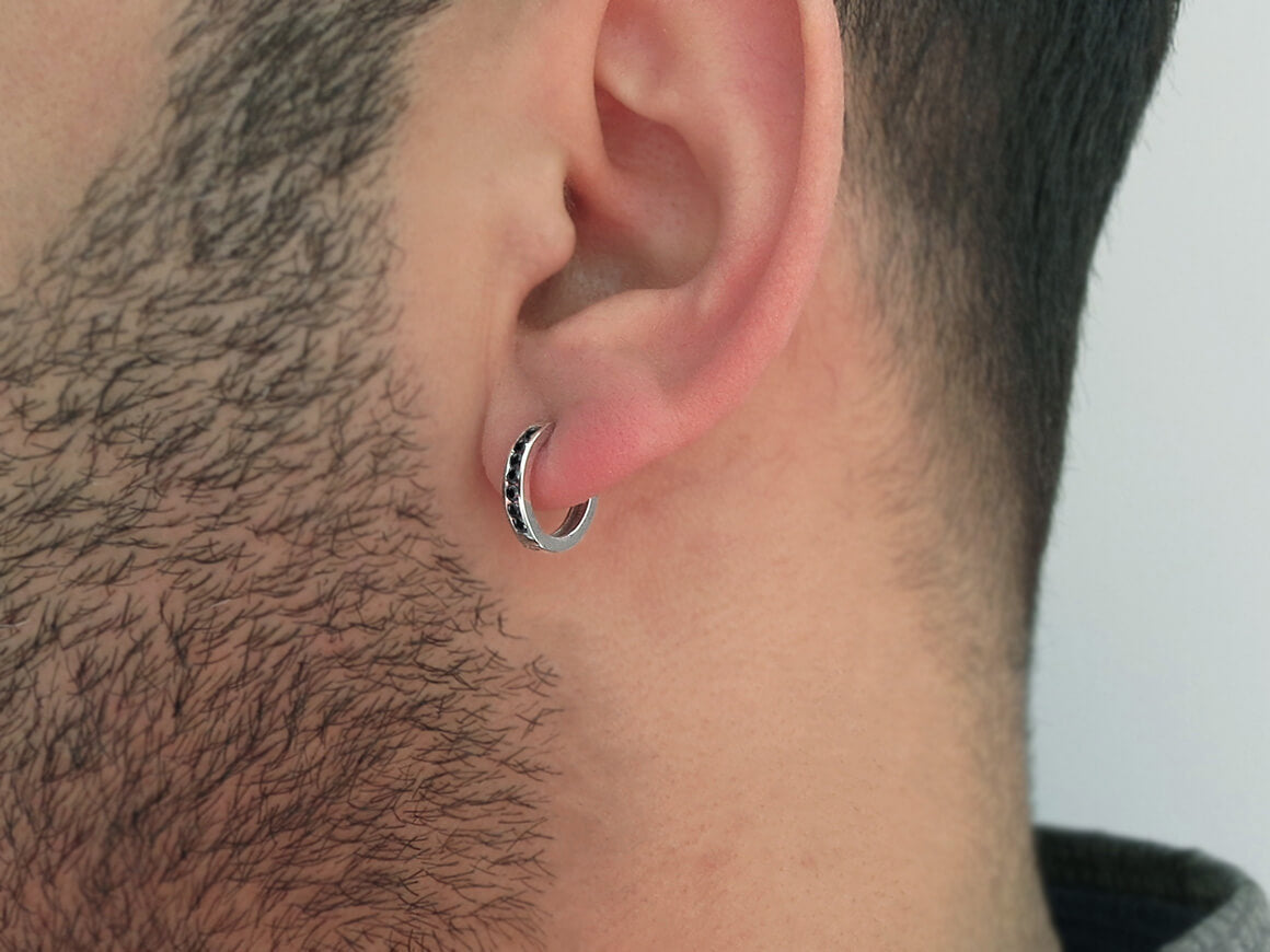 Boucles d'oreilles créoles pour homme en or blanc 8 carats avec diamants noirs totalisant 0,15 carat