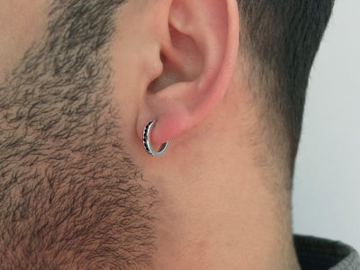 Boucles d'oreilles créoles pour homme en or blanc 8 carats avec diamants noirs totalisant 0,15 carat