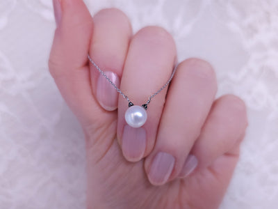 Pearl necklace with black diamonds