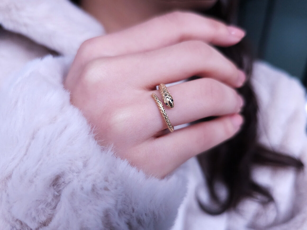 Snake motif ring with black diamond in yellow gold