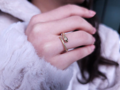 Snake motif ring with black diamond in yellow gold