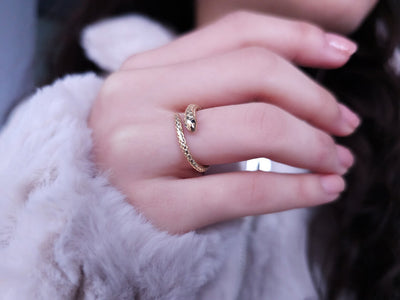 Snake motif ring with black diamond in yellow gold