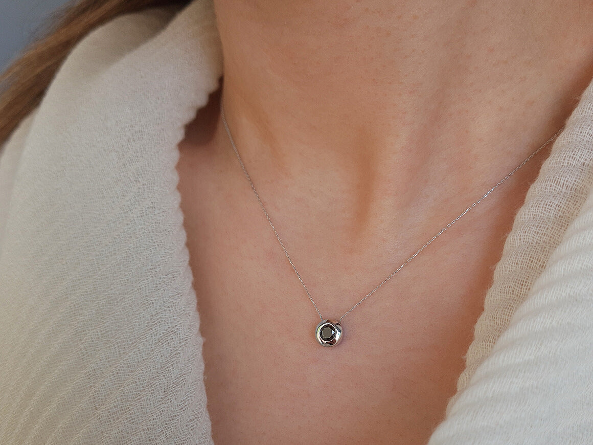 0,28 Karat Schwarzer Diamant Solitaire Collier - handgefertigter Diamantschmuck aus Feingold | Sirius Diamant