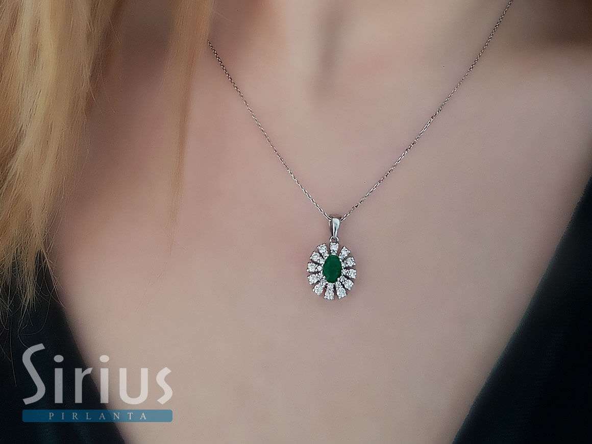 Diamond and oval emerald necklace in 14 K white gold