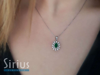 Diamond and oval emerald necklace in 14 K white gold