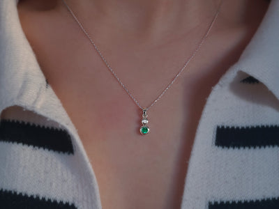 Diamond and emerald necklace in 8 K white gold