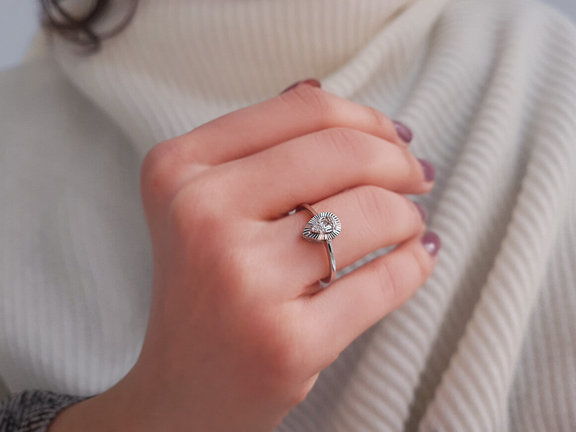 Bague goutte d'eau en diamant baguette 