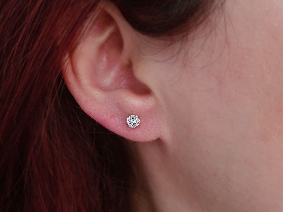 Insgesamt 0,16 Carat 9 Diamanten Ohrstecker - handgefertigter Diamantschmuck aus Feingold | Sirius Diamant