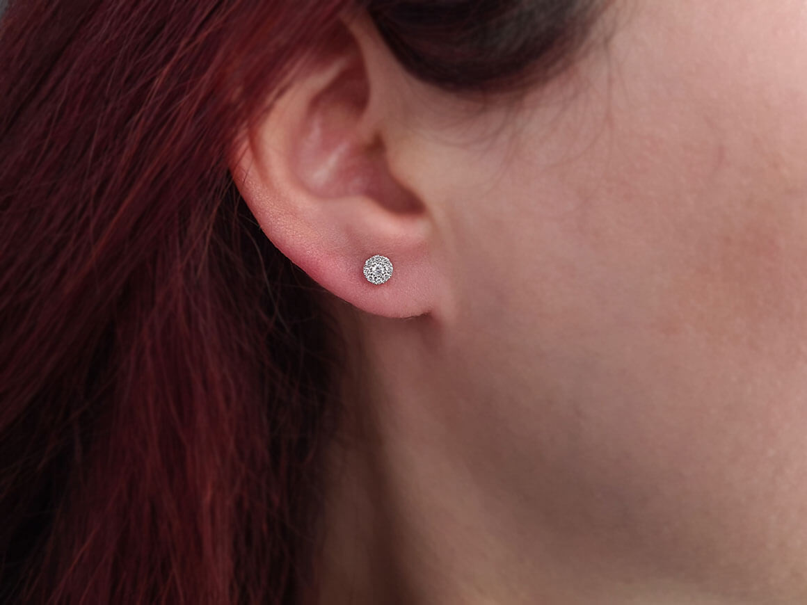 Insgesamt 0,16 Carat 9 Diamanten Ohrstecker - handgefertigter Diamantschmuck aus Feingold | Sirius Diamant