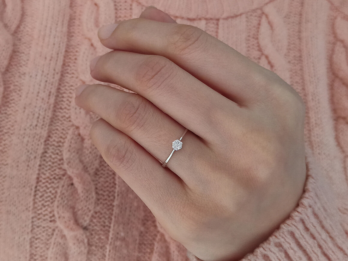 Bague effet solitaire diamant 0,25 carat en or blanc 8 carats