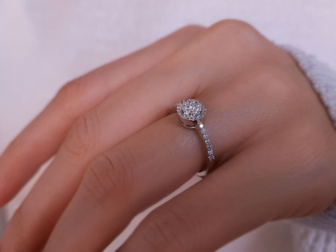 Bague solitaire en forme de couronne avec diamant de 0,23 carat