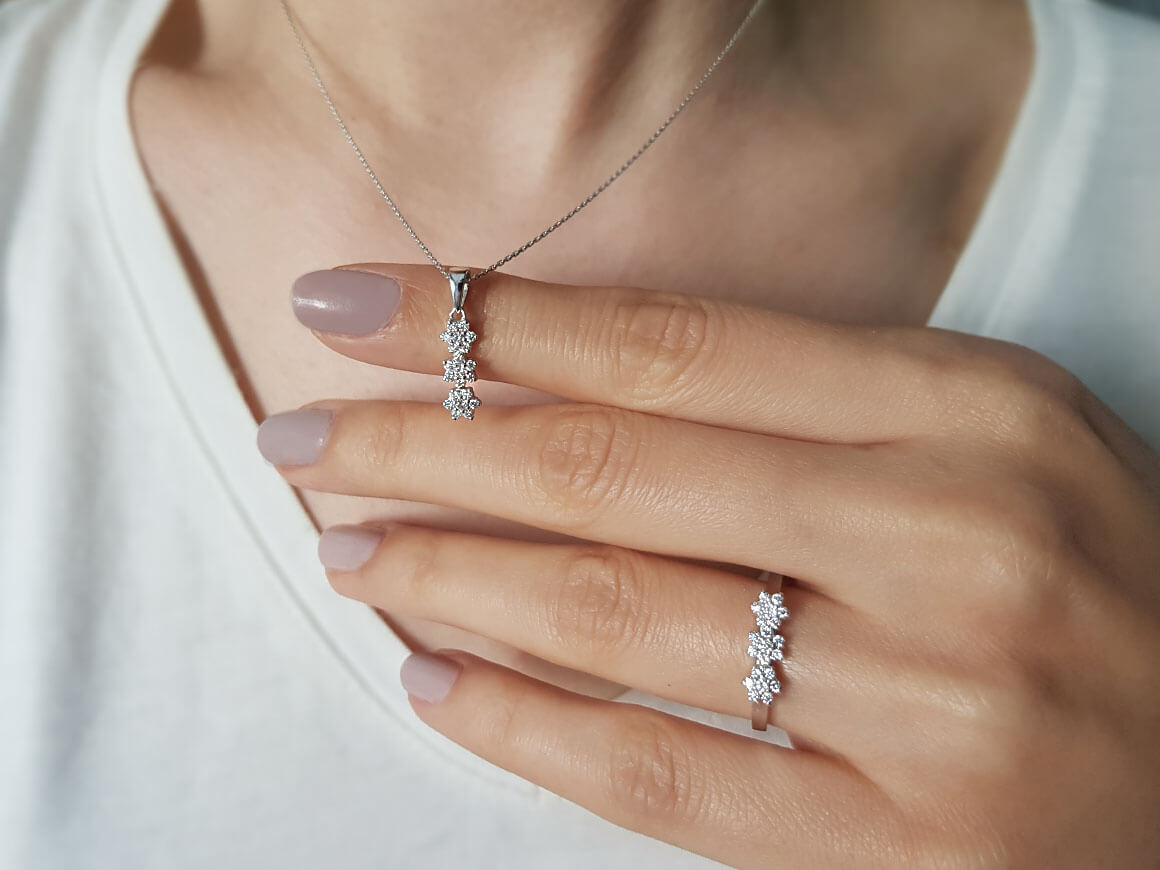 Diamond Tria Effect Daisy Jewelry Set in 8 K White Gold