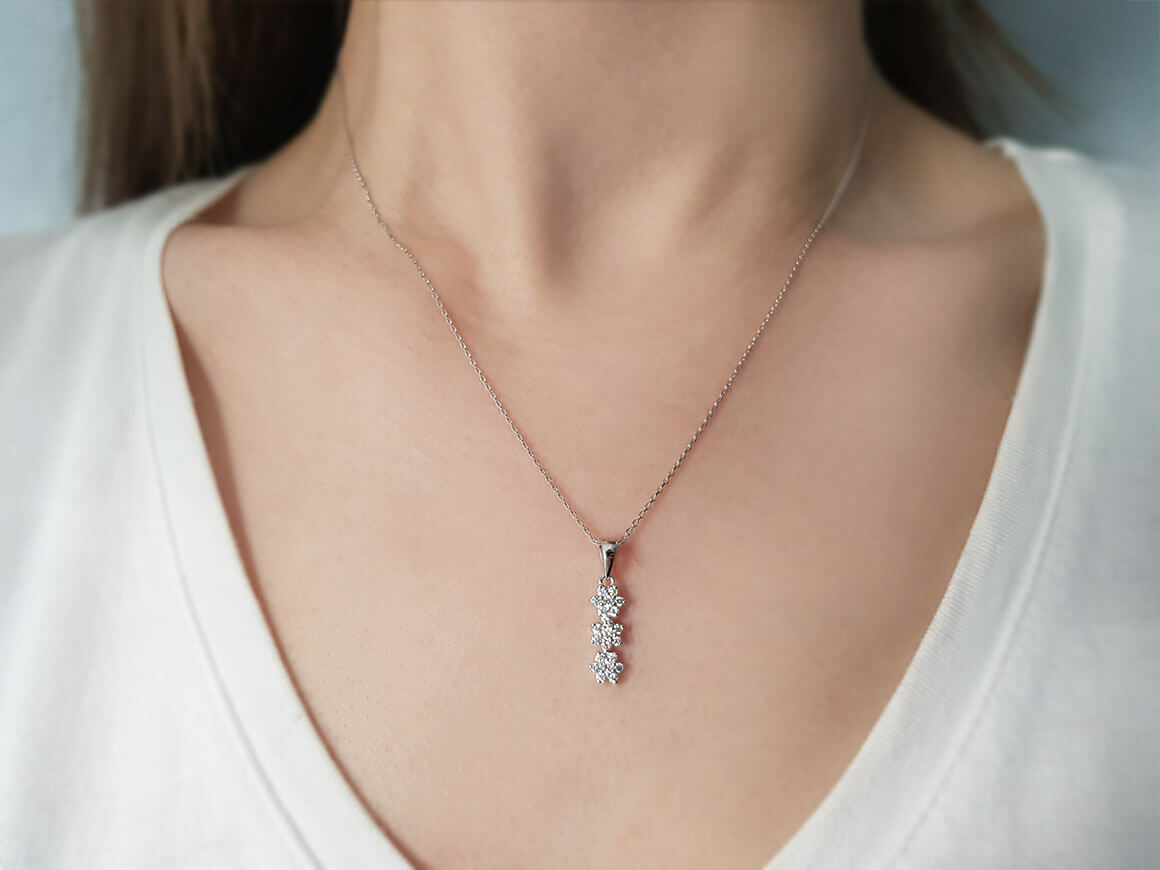 Diamant Tria Effekt Gänseblümchen Collier in 333er 8 Karat Weißgold - handgefertigter Diamantschmuck aus Feingold | Sirius Diamant