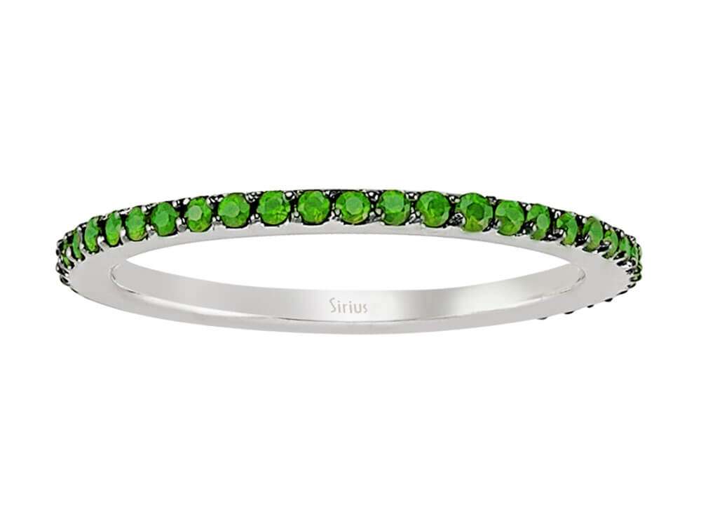 0,50 Karat Tsavorite rundum Allianz - handgefertigter Diamantschmuck aus Feingold | Sirius Diamant