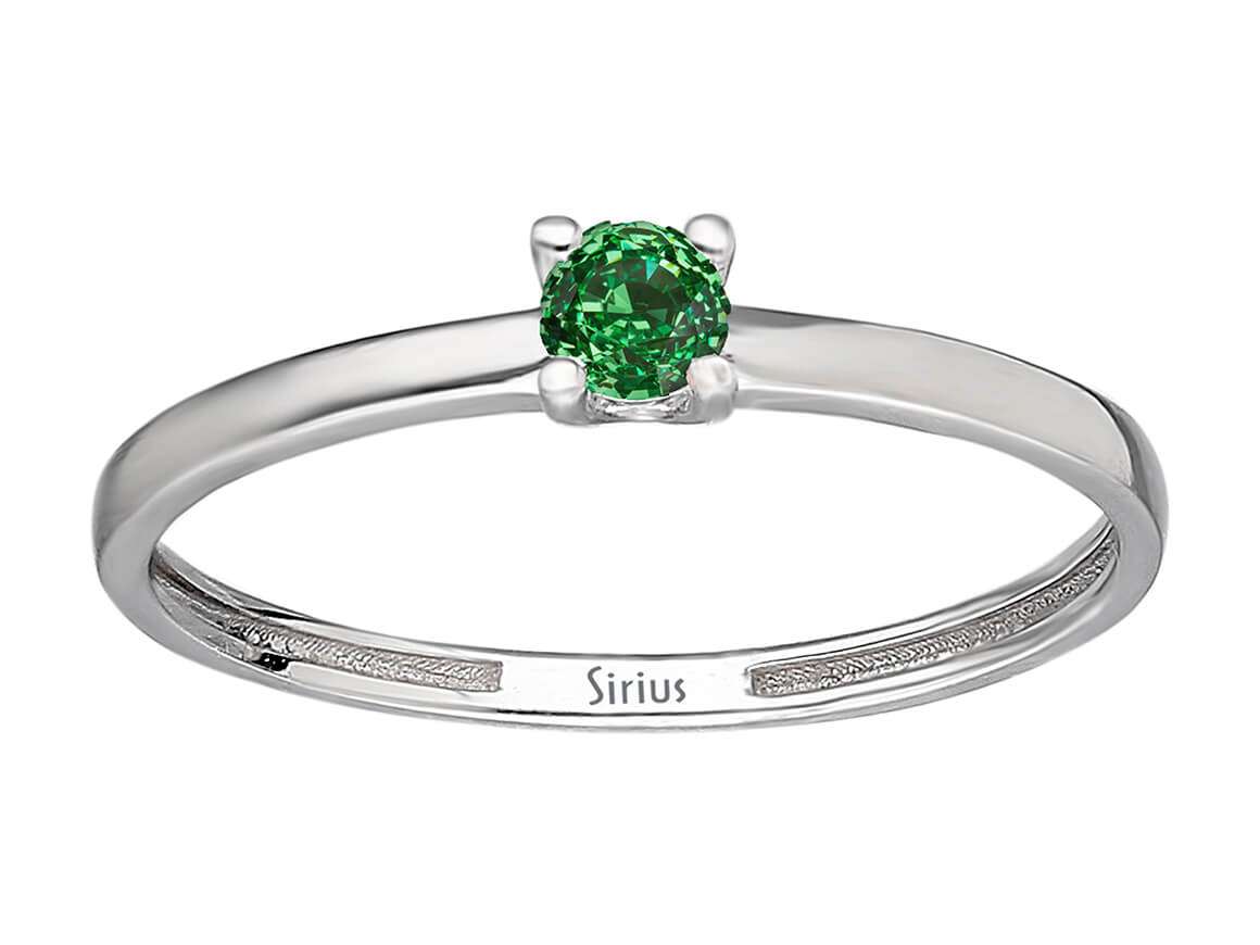 Solitaire ring with tsavorite
