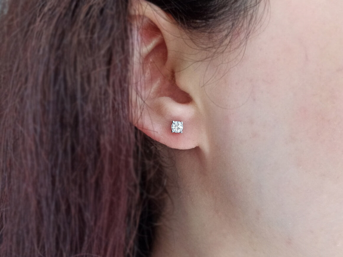 0,66 Carat weißer Topas Solitär Ohrringe - handgefertigter Diamantschmuck aus Feingold | Sirius Diamant