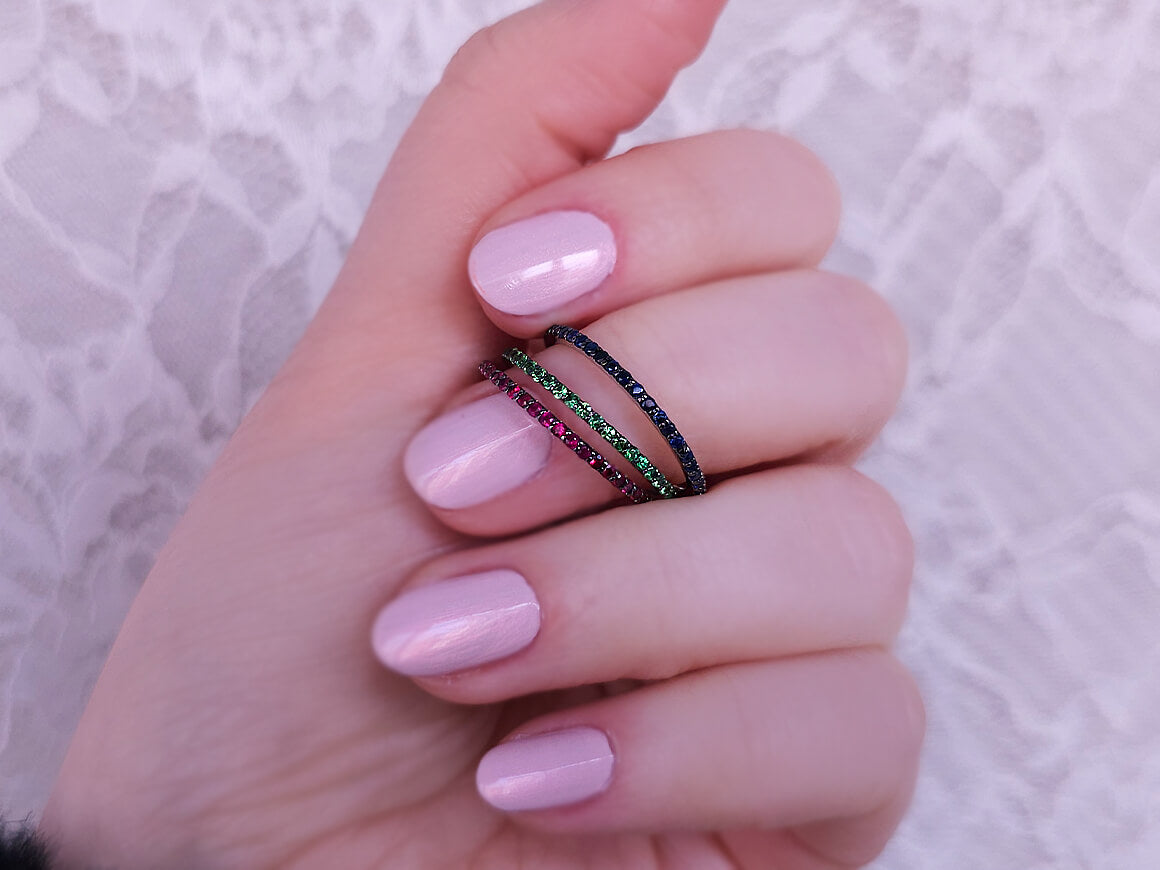 Bague enveloppante 3 pièces avec rubis, saphir et tsavorites en or 14 carats 