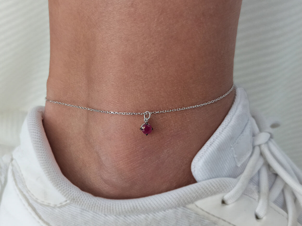 Moderne Fußkette mit Rubin - handgefertigter Diamantschmuck aus Feingold | Sirius Diamant
