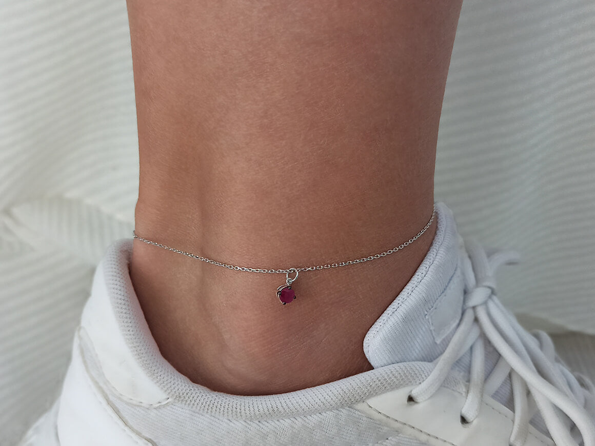 Moderne Fußkette mit Rubin