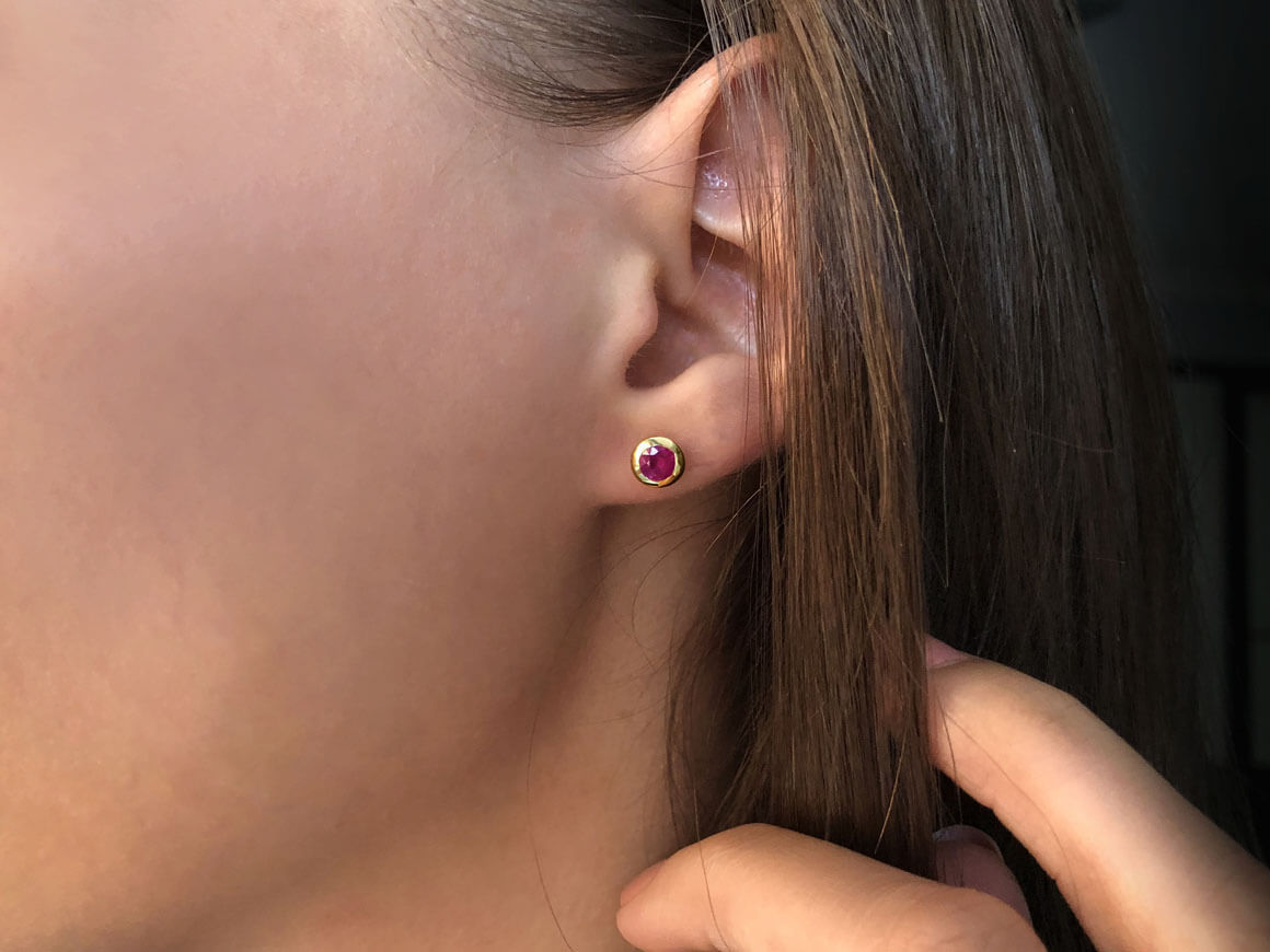 Rubin-Ohrringe - handgefertigter Diamantschmuck aus Feingold | Sirius Diamant