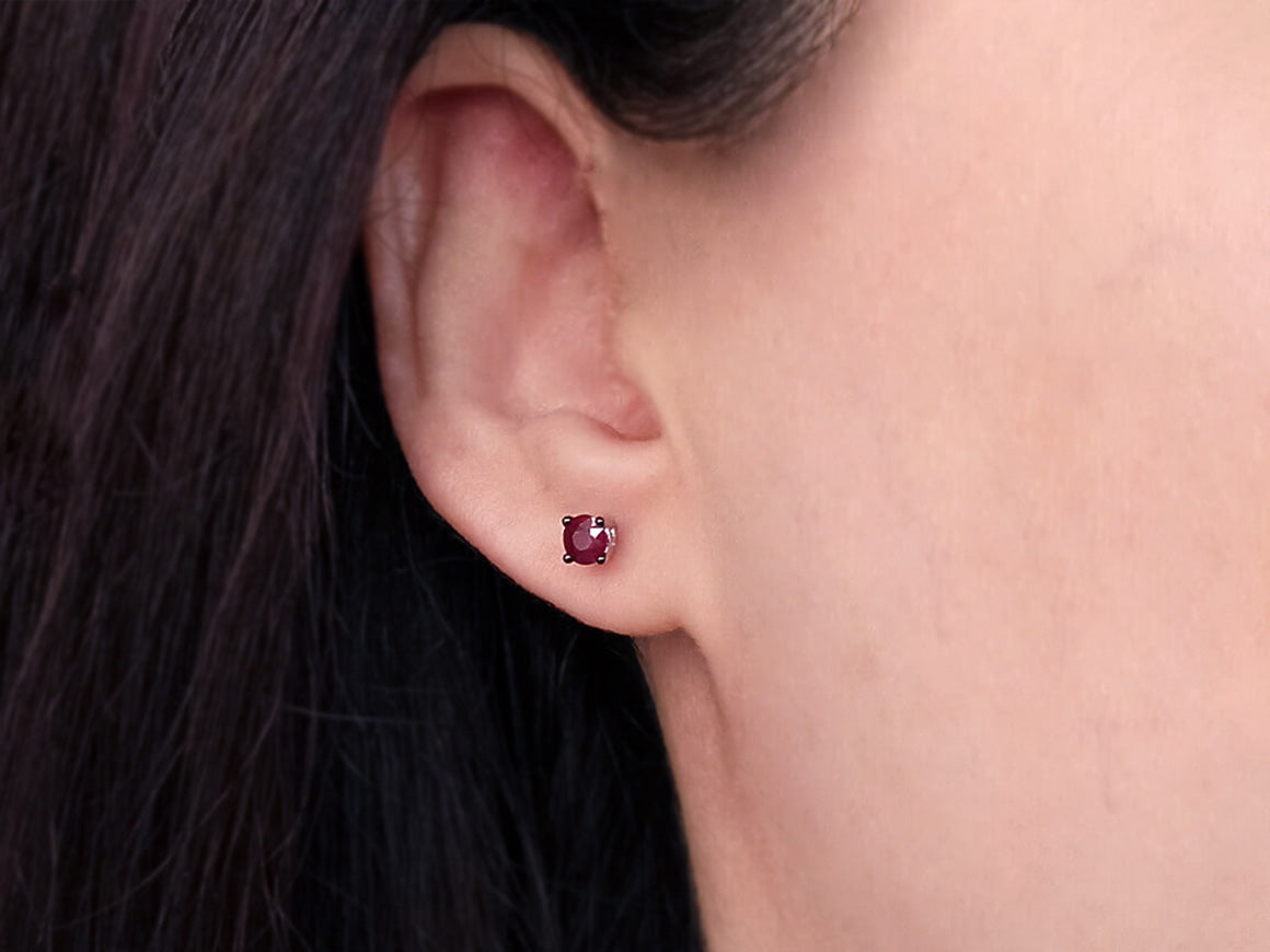 0,65 Carat Rubin Solitär Ohrringe - handgefertigter Diamantschmuck aus Feingold | Sirius Diamant