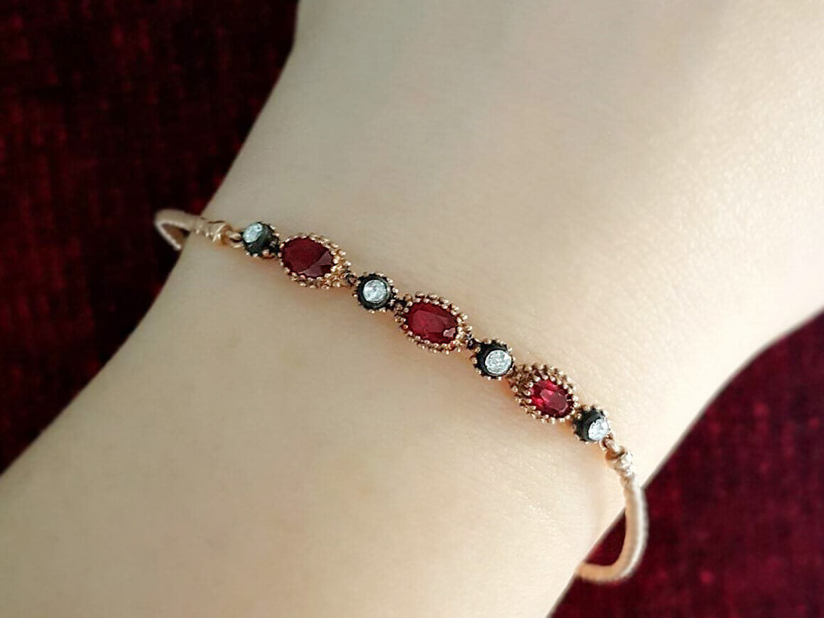 Armband mit Diamanten und ovalen Rubinen - handgefertigter Diamantschmuck aus Feingold | Sirius Diamant