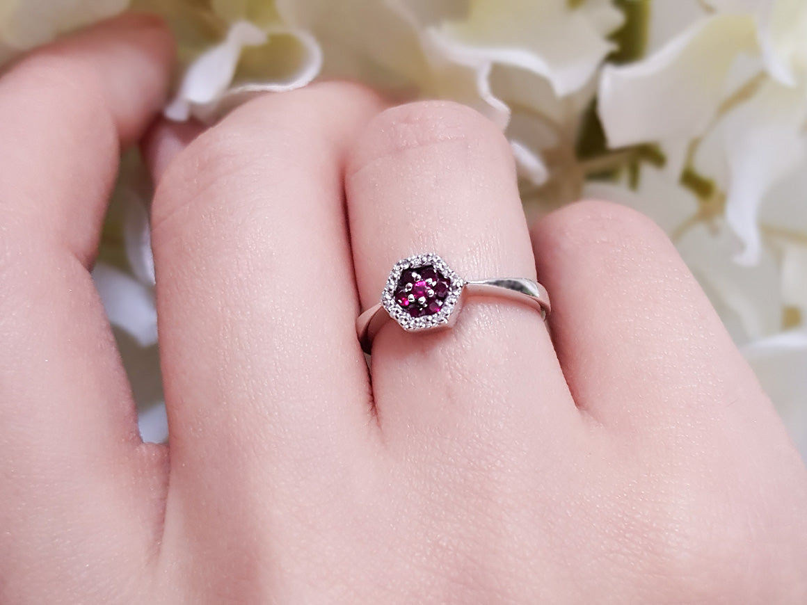 Bague hexagonale en diamant et rubis