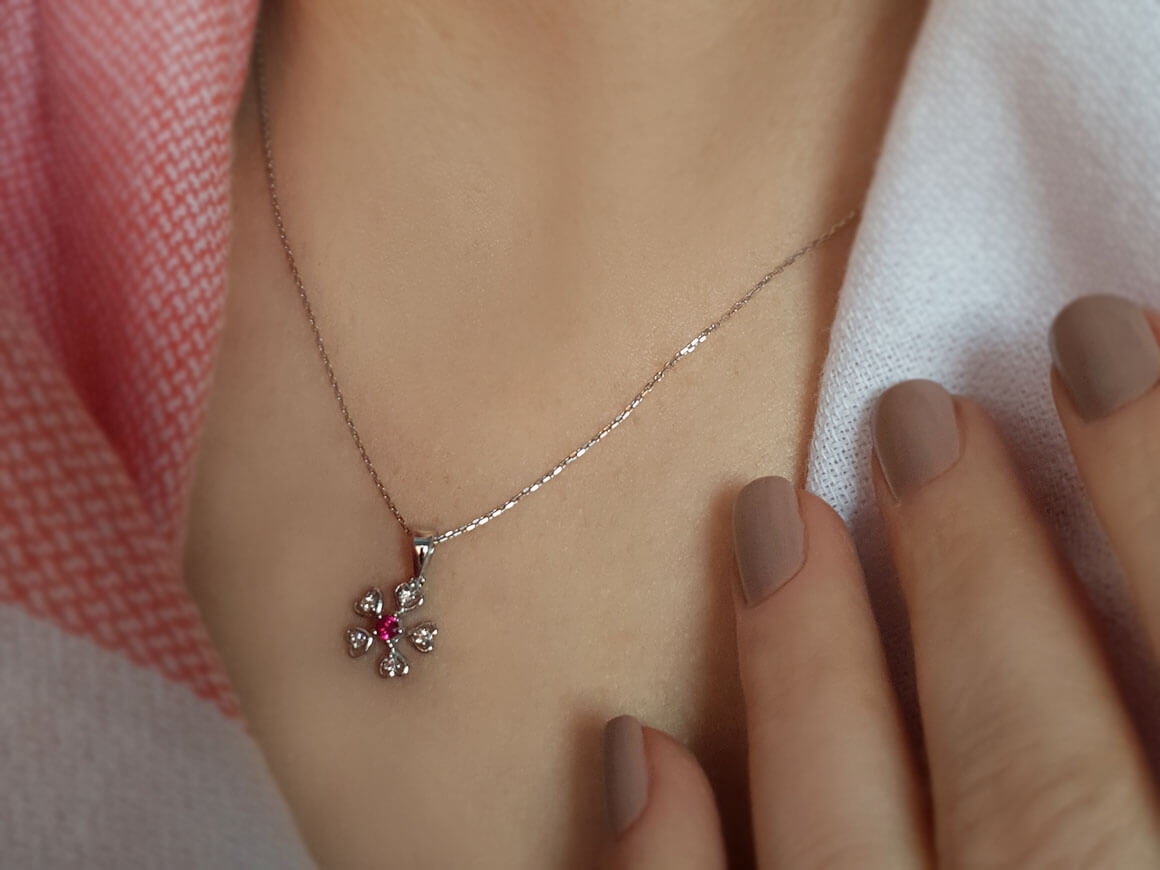 Diamond and ruby heart flower necklace in 8 K white gold