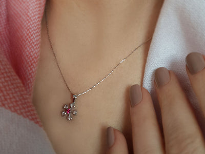 Diamond and ruby heart flower necklace in 8 K white gold
