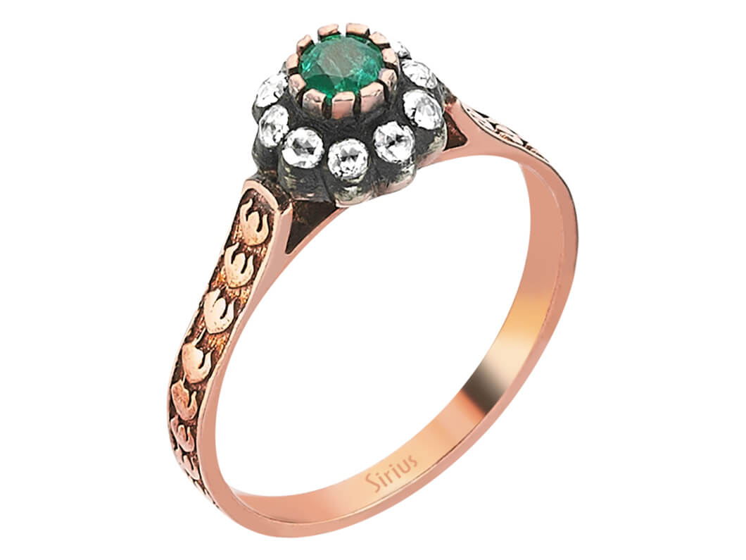 Emerald diamond rose-cut diamond ring in 8 carat red gold