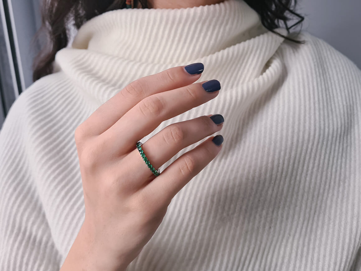 Alliance tout autour en or blanc 585 14 carats avec émeraude de 1,56 carat