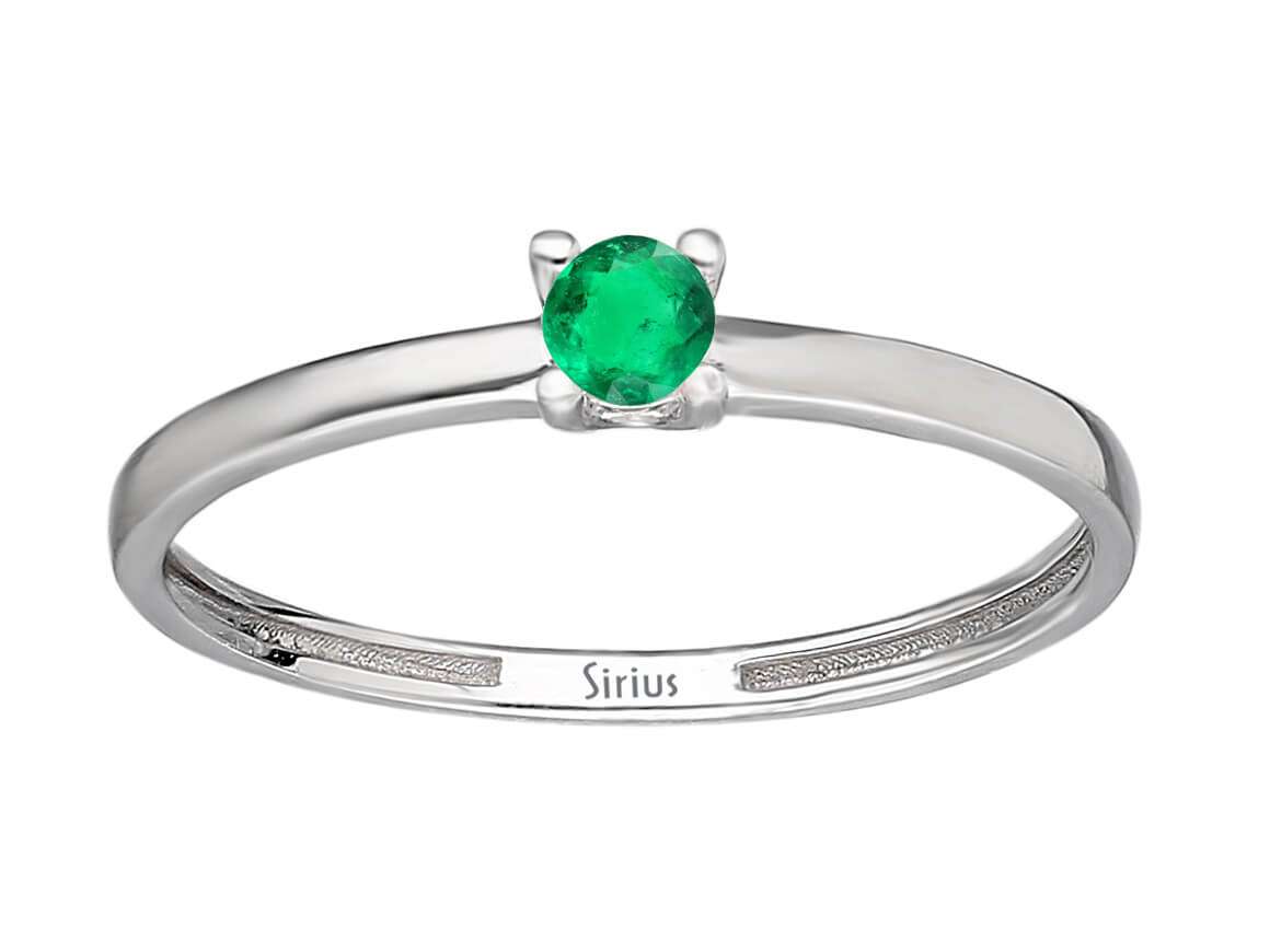 Solitaire ring with emerald