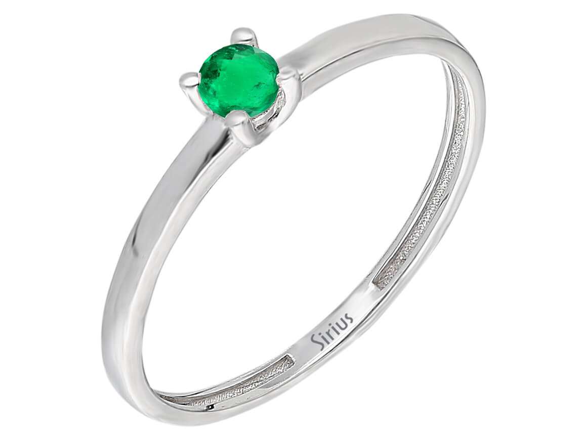 Solitaire ring with emerald
