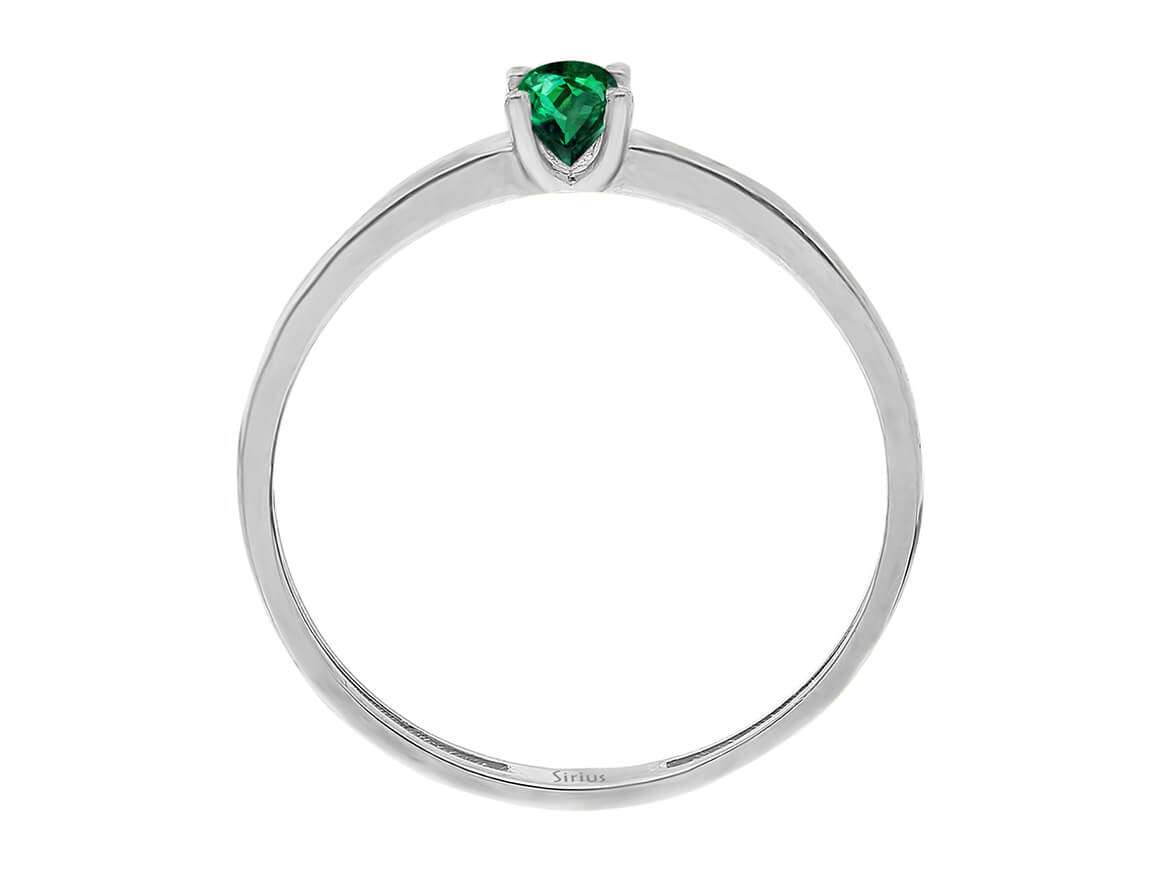 Solitaire ring with emerald