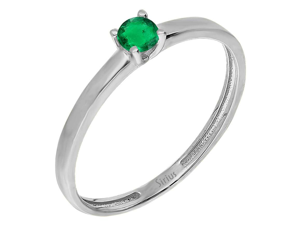 Solitaire ring with emerald
