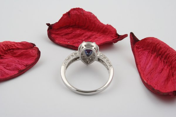Diamant und Tropfen Saphir Ring