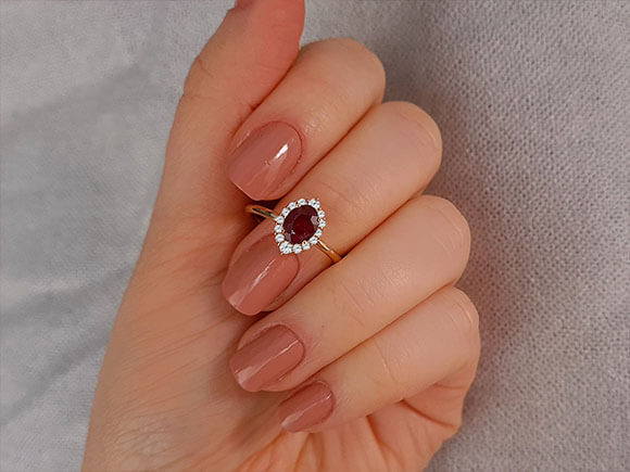 Diamant und Oval Rubin Ascella Ring