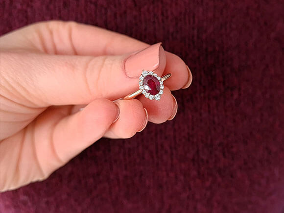 Diamant und Oval Rubin Ascella Ring