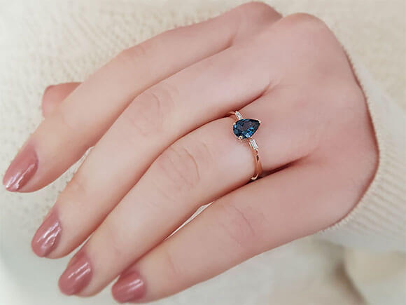 Baguette Diamant und London Blauer Topas Ring