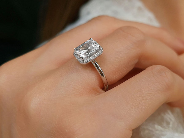 Diamant und Emerald Schliff Weißer Saphir Ring