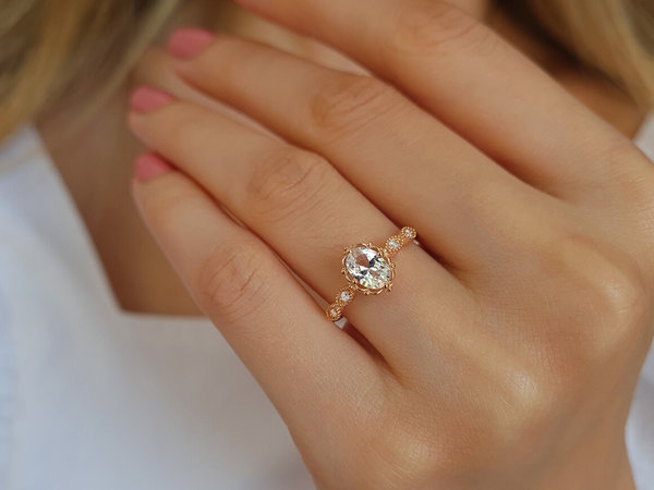 Diamant und Oval Weißer Saphir Henna Ring